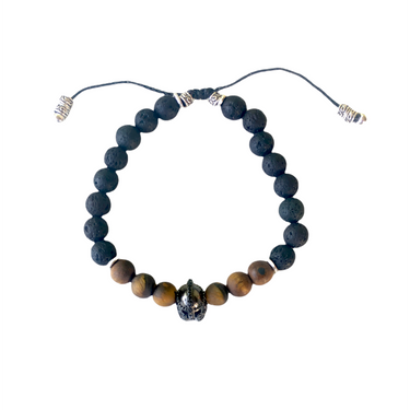Espectacular pulsera de piedra natural lava y ojo de tigre, cuentas de zamak con baño de plata y un casco de Guerrero con baño de cromo negro que hace que sea ideal para el día a día. Esta pulsera es ajustable lo que la hace perfecta.